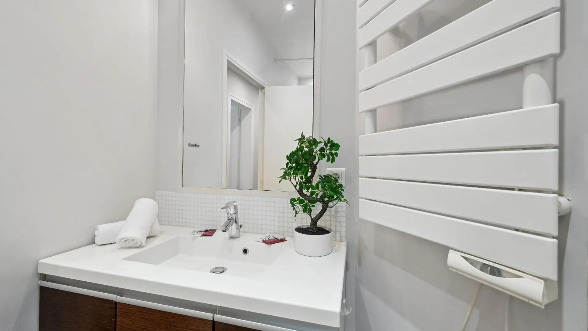 Champs-Elysees & Arc De Triomphe - Cityapartmentstay Paris