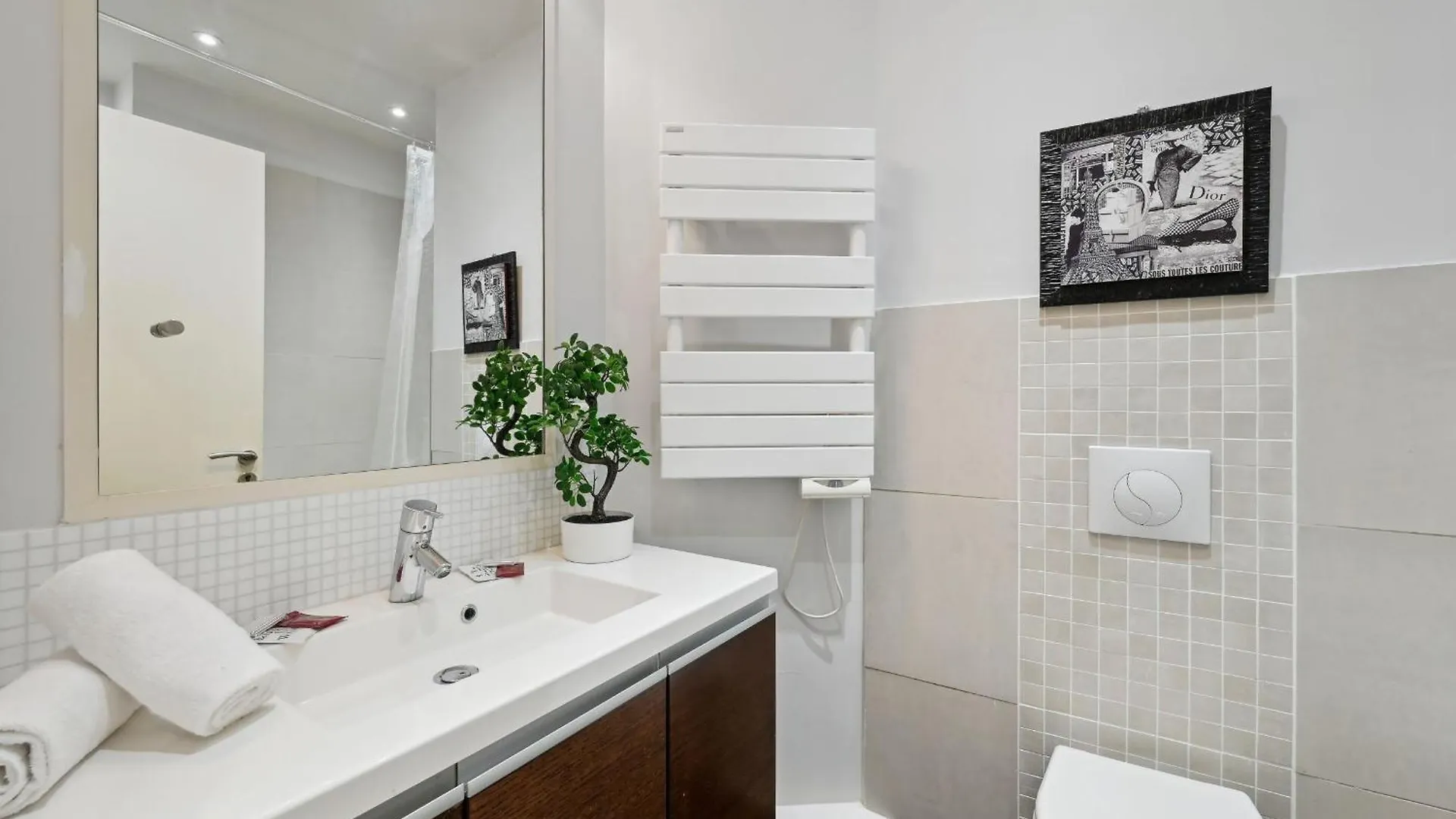 Champs-Elysees & Arc De Triomphe - Cityapartmentstay Paris Apartment