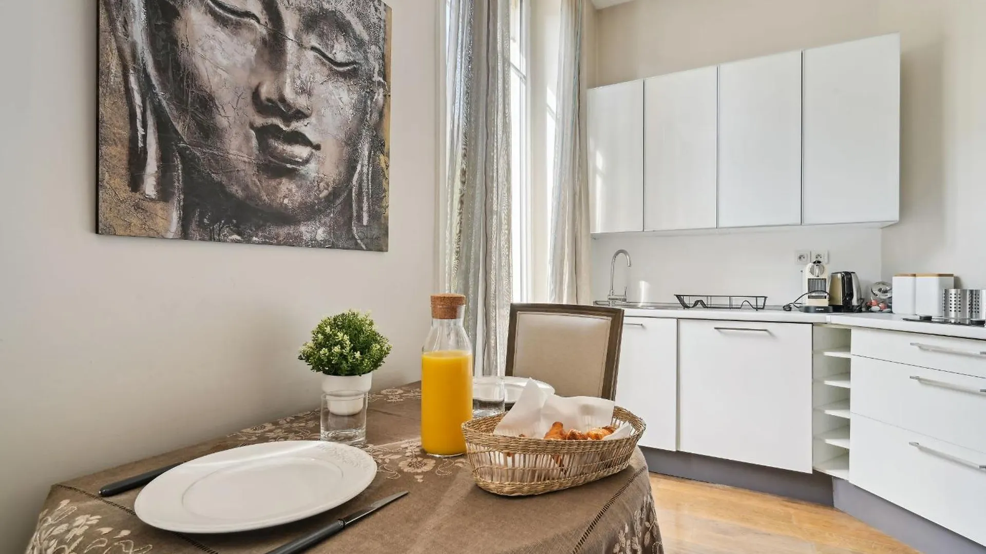 Champs-Elysees & Arc De Triomphe - Cityapartmentstay Paris